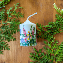 Load image into Gallery viewer, Small Pillar Candle 04